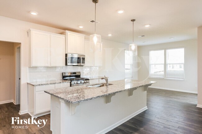Building Photo - 557 Hillpark Ln