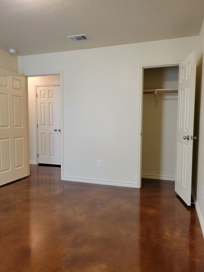 Building Photo - 207 Coby Dr