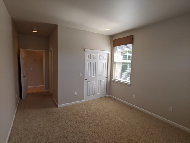 Building Photo - 2+ bed, 2.5 bath, 2,108 sq.ft. in Jennie's...