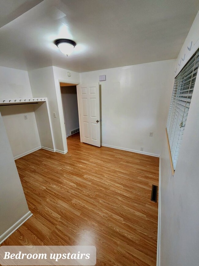 Building Photo - Beautifully updated duplex with parking an...