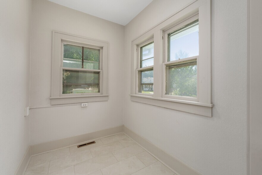 Building Photo - 156 S Estelle St