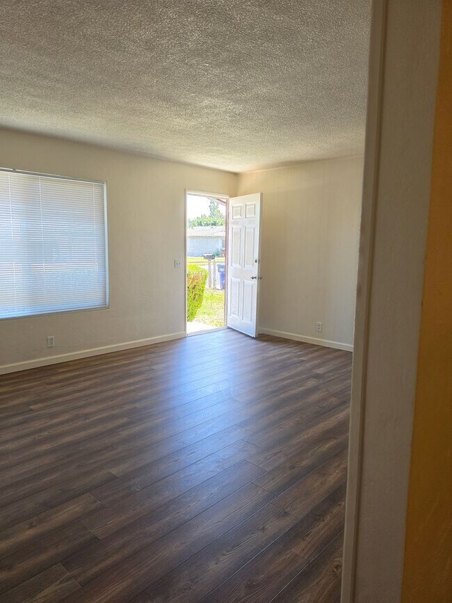 Building Photo - 3 Bedroom 2 Bath