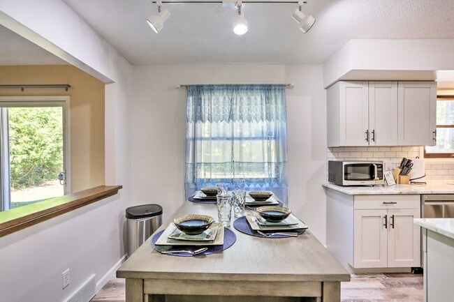 Building Photo - 6834 Woodmeadow Dr