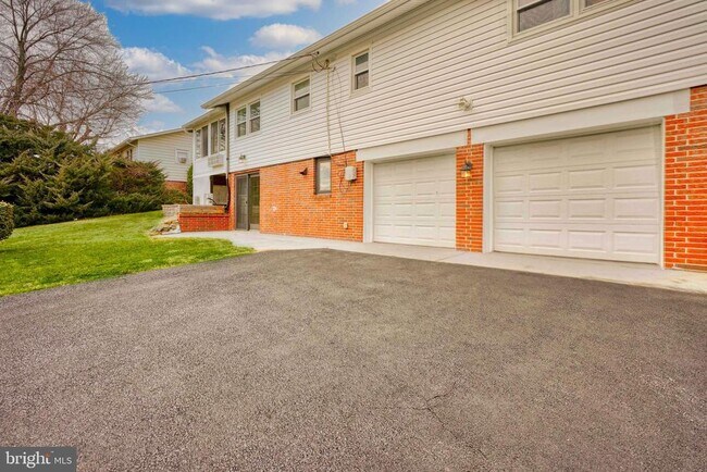 Building Photo - 1400 Mt Airy Rd