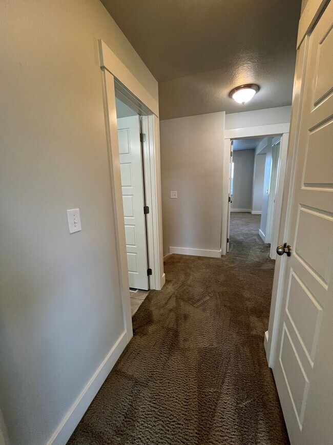 Building Photo - Spacious 3 Bed, 2.5 Bath Townhome in Pleasant Grove
