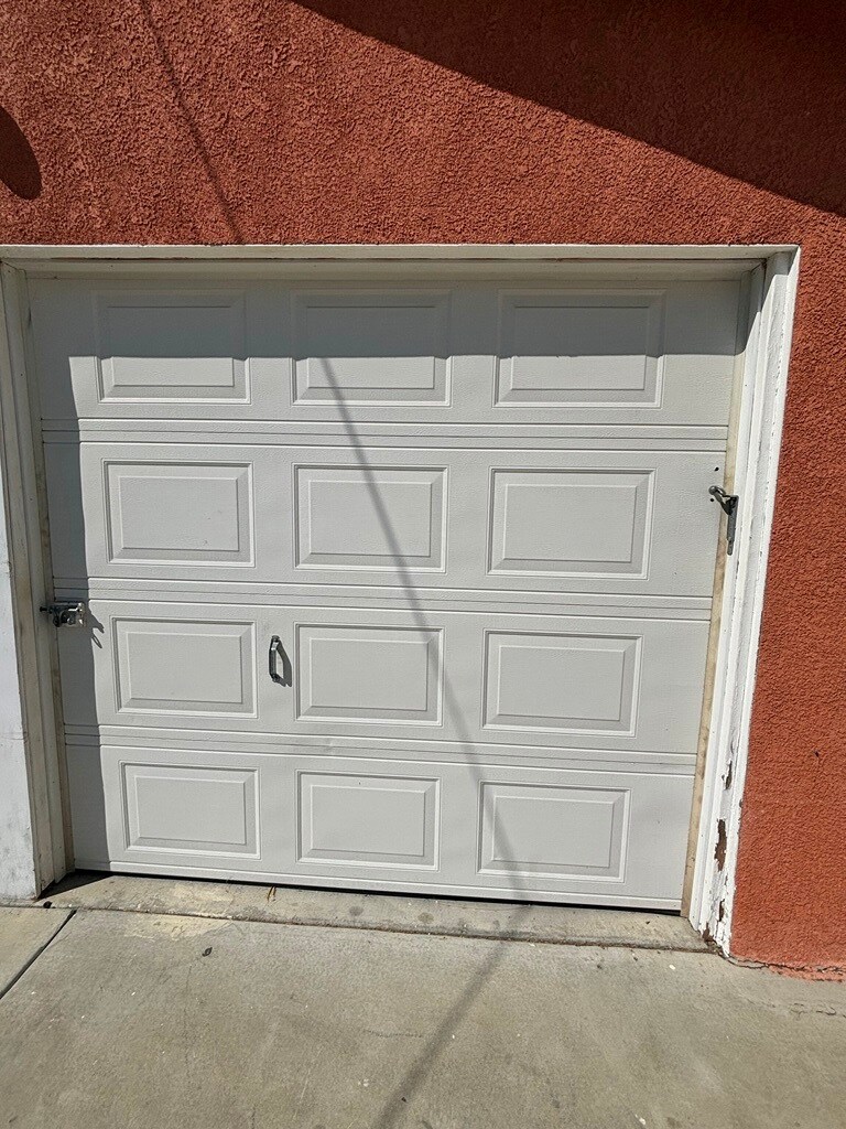 Building Photo - 327 E 106th St