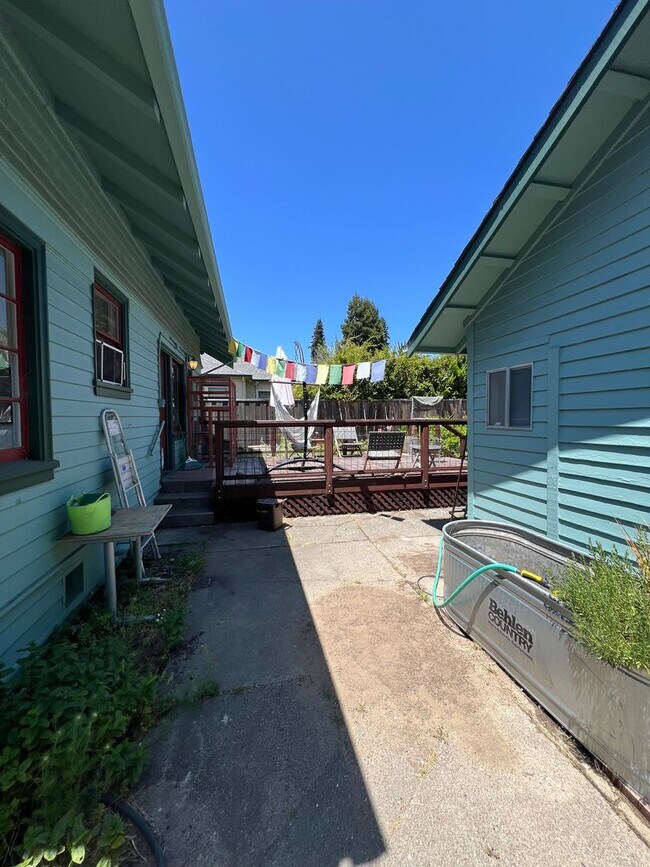 Building Photo - Charming 1910 Craftsman Home – 3BR/2BA + B...