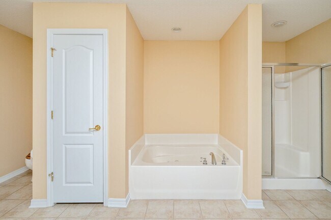 Building Photo - Spacious Home in Navarre!