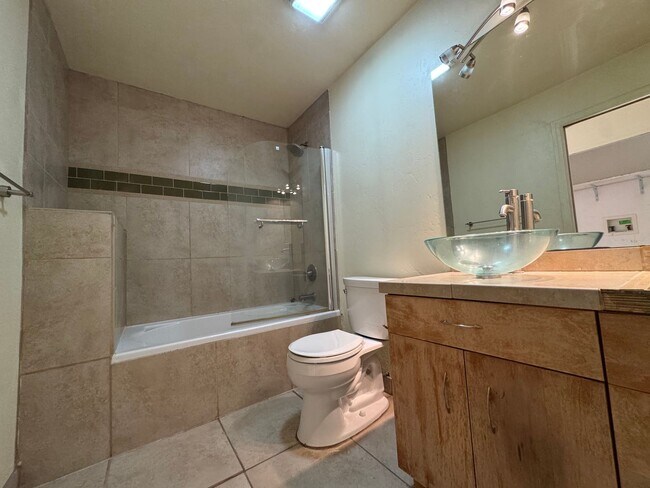 Building Photo - University Home, Great Layout!