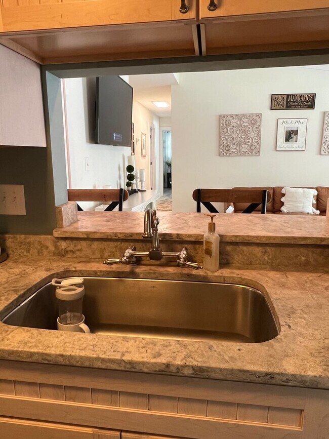 Building Photo - Updated Old Woodlands Plantation Home with Fenced Yard