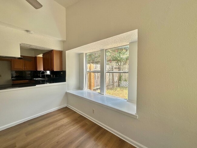 Building Photo - AVAILABLE NOW!