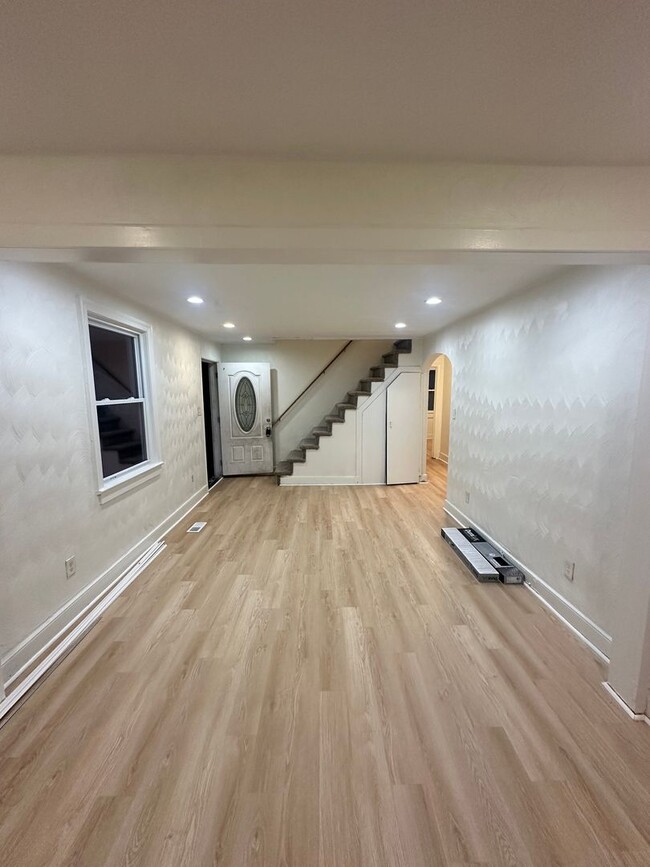 Building Photo - Fully renovated Cape Cod house!