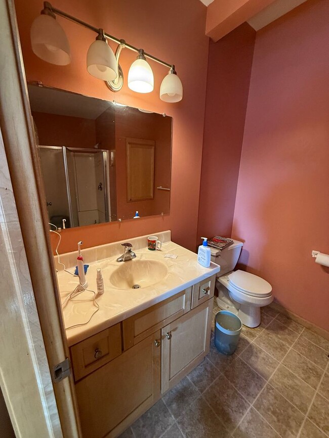 Building Photo - 2 bed 2 bath Triplex unit located by the M...