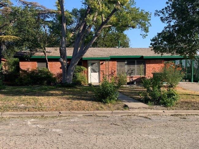 Primary Photo - 208 Highland St