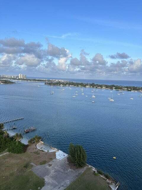 Building Photo - 5600 N Flagler Dr