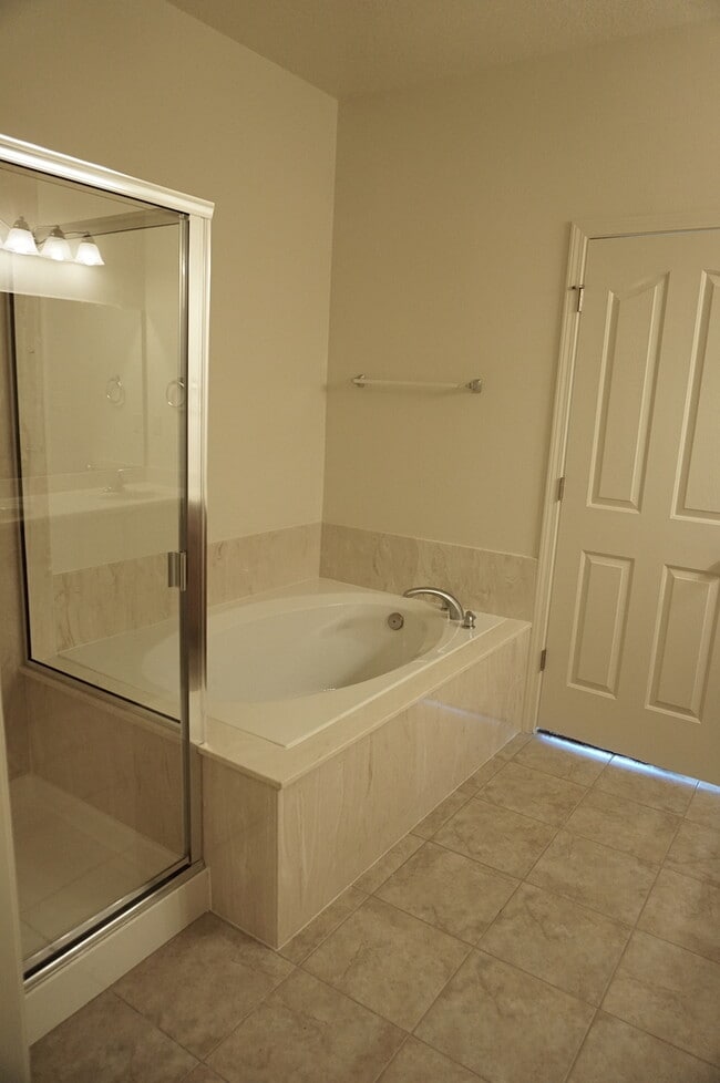 Building Photo - Amazing 3 Bedroom! Great location! Across ...
