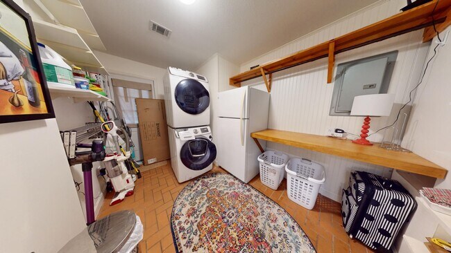 Building Photo - Super Cute One Level Home 1 mile from Toom...