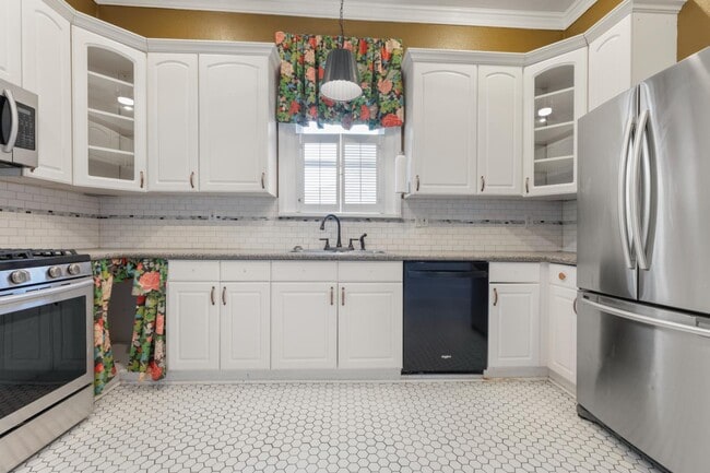 Building Photo - 1122 W Summit Ave.