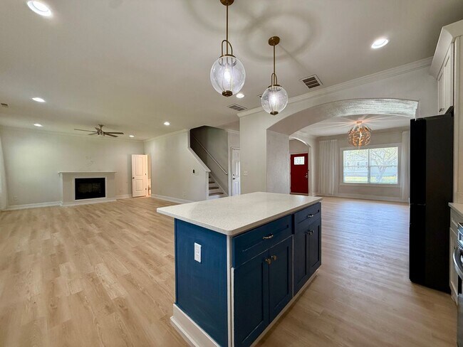 Building Photo - Newer-build Norfolk Home on Corner Lot