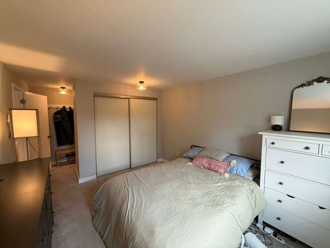Building Photo - 2 Bedroom 2 Bathroom + Parking and Storage!