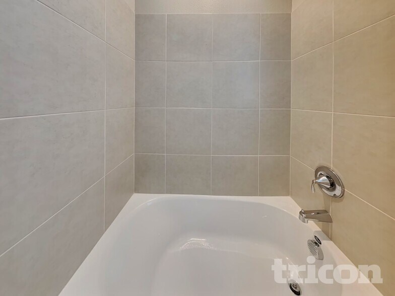 Building Photo - 734 Squire Ave