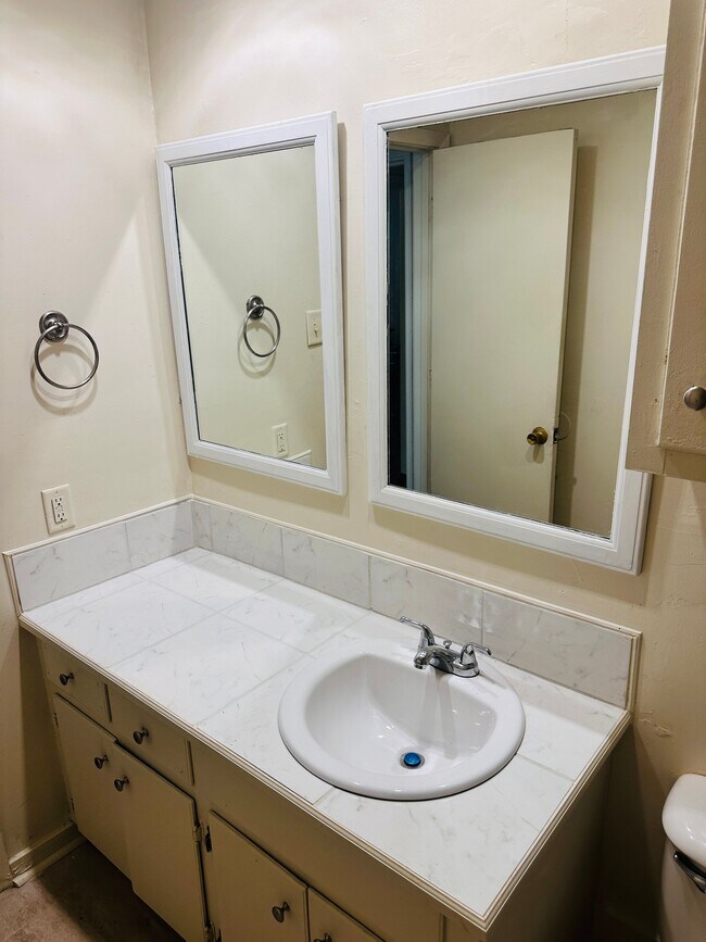 Building Photo - 3145 Woodview Dr