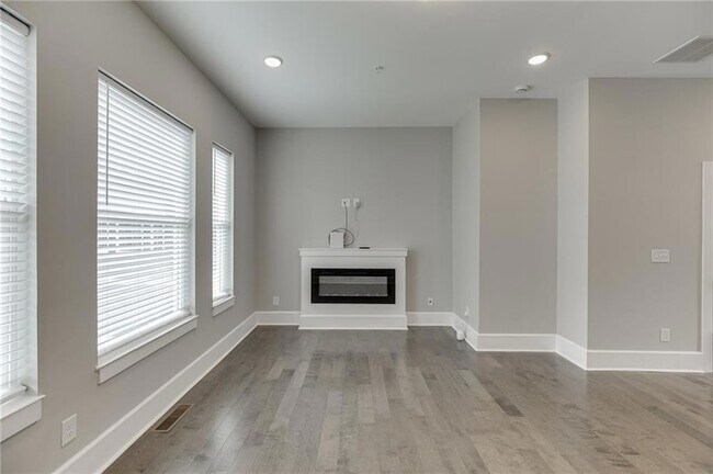 Building Photo - 456 Parkway Dr NE