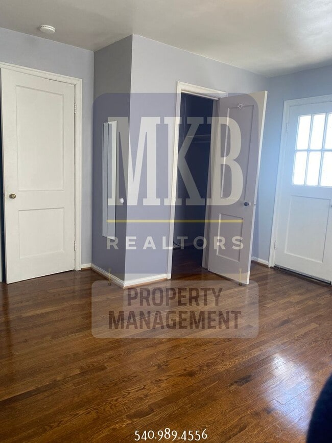 Building Photo - 2 Bedroom 1 Bath Duplex in Grandin/Raleigh...