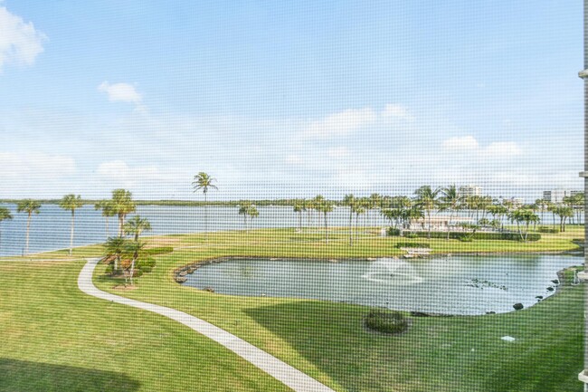 Building Photo - 300 Intracoastal Pl