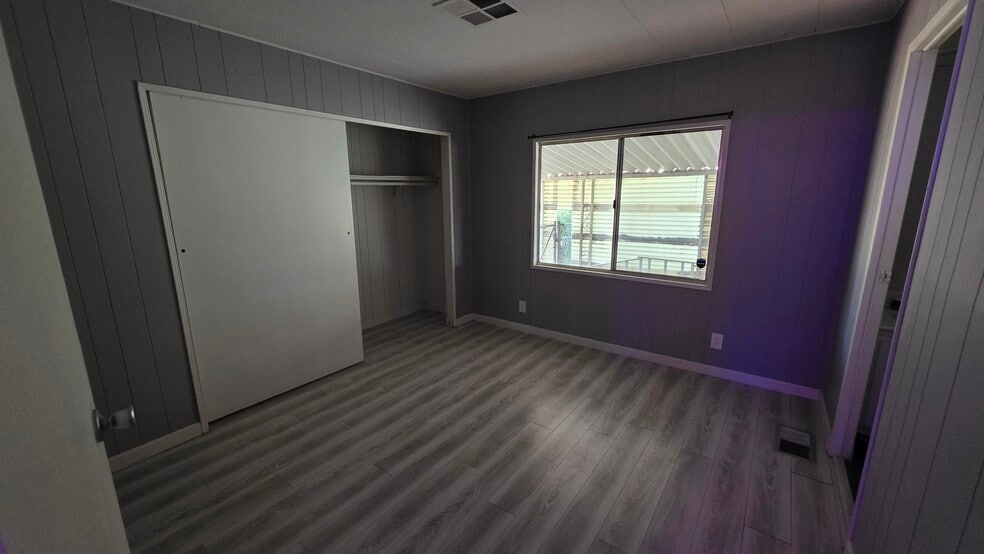 SMALL ROOM - 18950 Woodcrest Ln