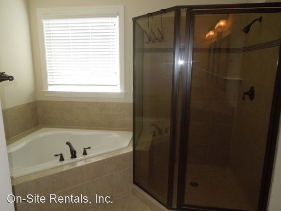 Building Photo - 5 br, 3.5 bath House - 11 Racquet Court