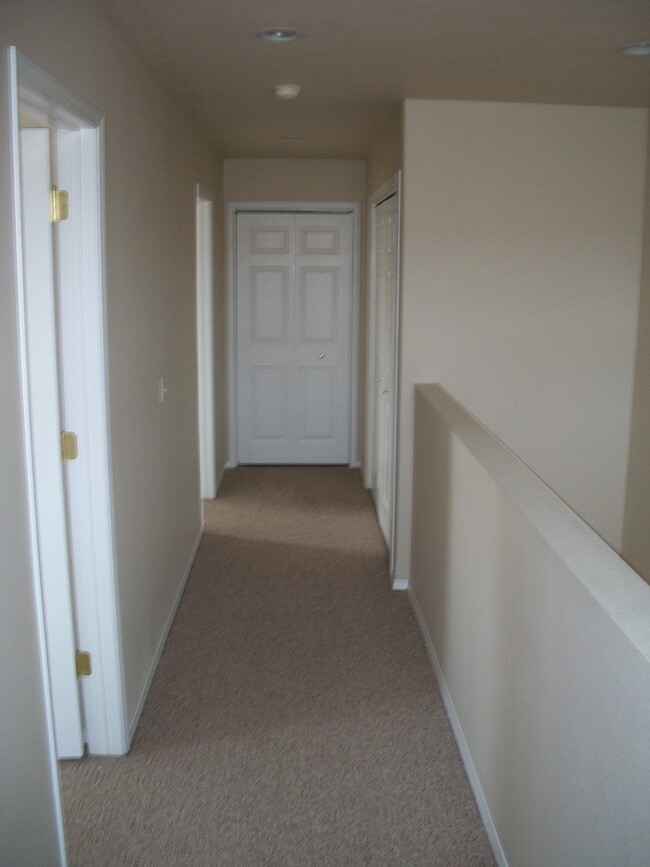 Building Photo - 2 Bedroom, 1 1/2 Bathroom Townhouse-Walkin...