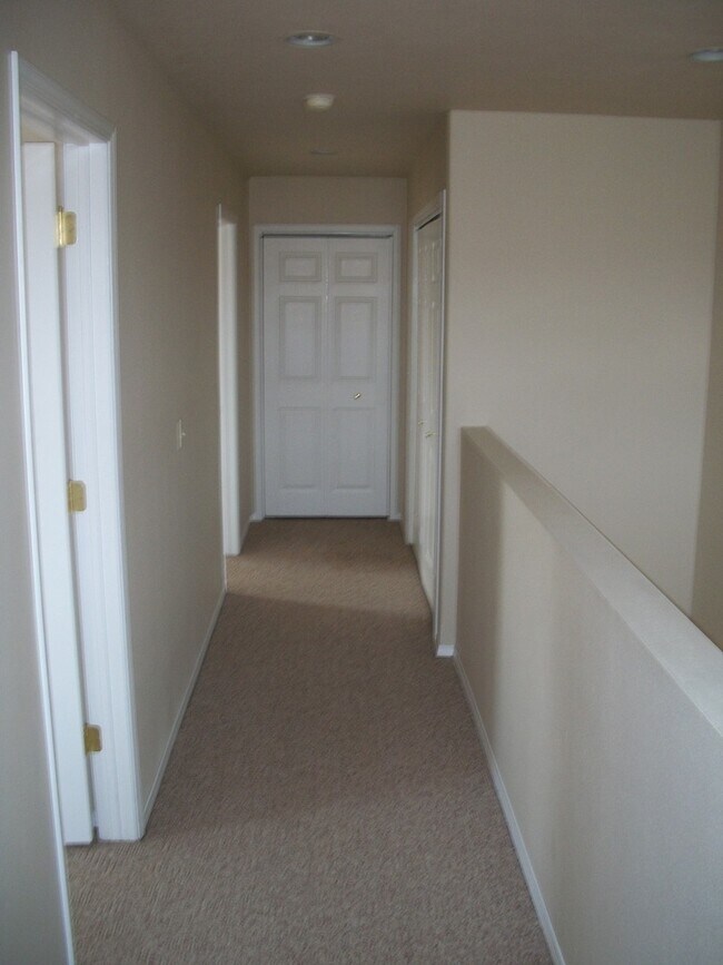 Building Photo - 2 Bedroom, 1 1/2 Bathroom Townhouse-Walking distance to MSU Campus