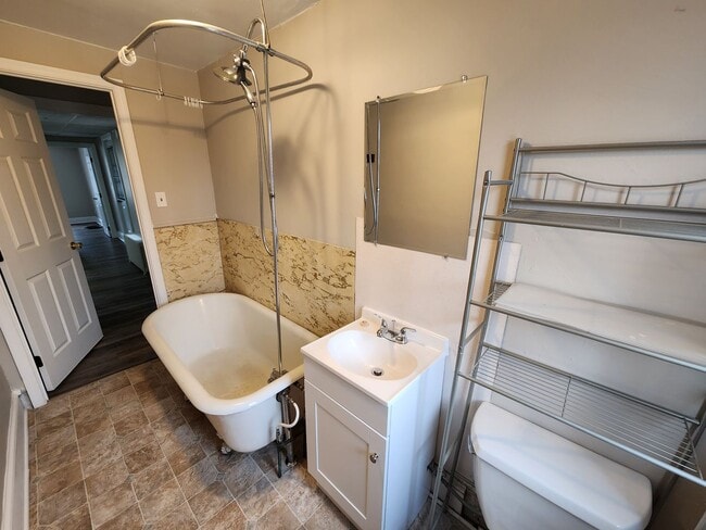 Building Photo - 440 E Queen St