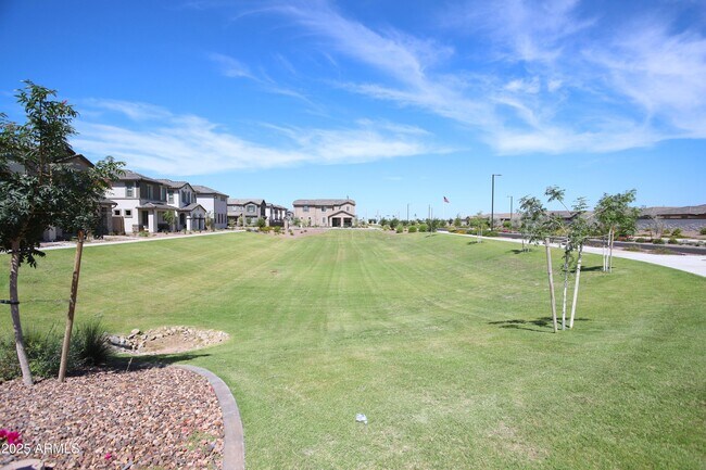 Building Photo - 935 W Finch Dr