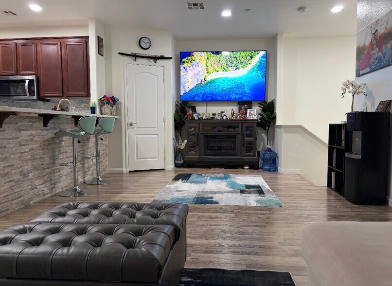 Building Photo - 5084 Plaza Promenade