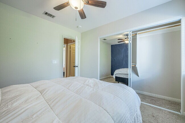 Building Photo - Beautiful 3-Bedroom Home in West Palmdale Community