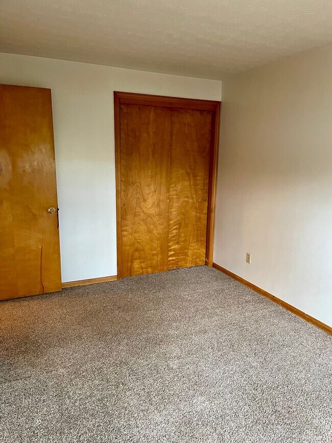 Building Photo - HALF DUPLEX W/ GARAGE LEX SCHOOLS!