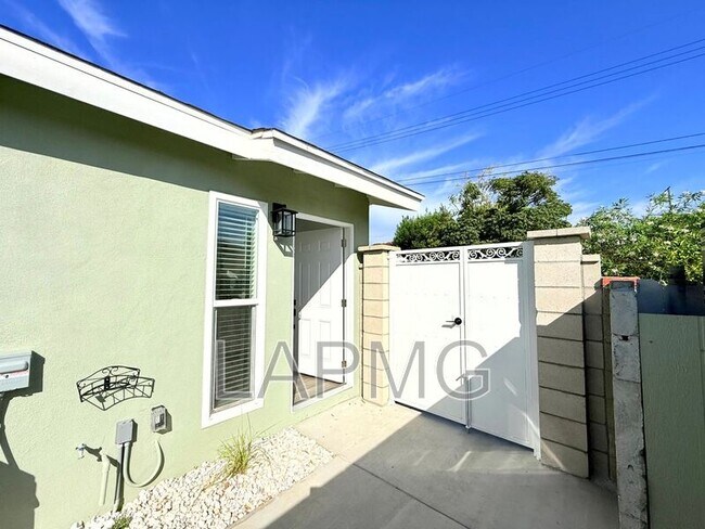 Building Photo - 10837 Fellows Ave