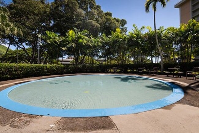 Building Photo - Centrally Located Queen Emma Gardens,