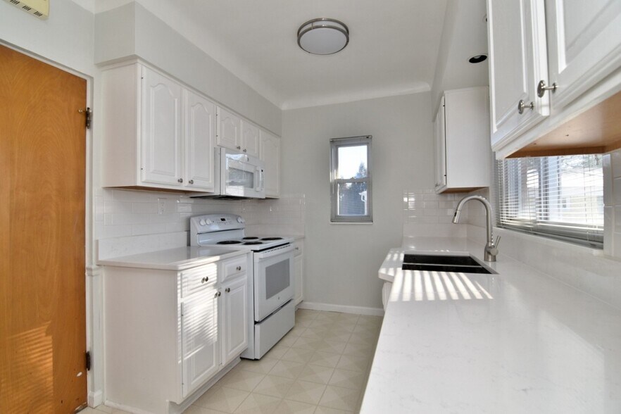 Building Photo - 2025 Riverside Dr