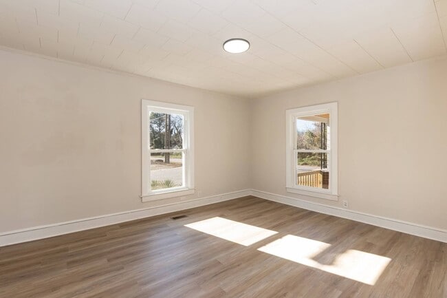 Building Photo - Renovated Two bedroom Home!