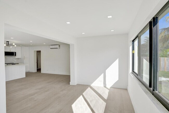 Building Photo - 840 SE 22nd Ave