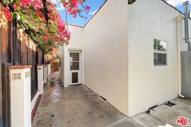 Building Photo - 135 N Gower St