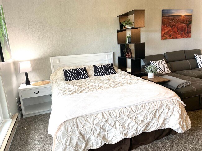 Building Photo - Brian Head Rental All utilities Included!!