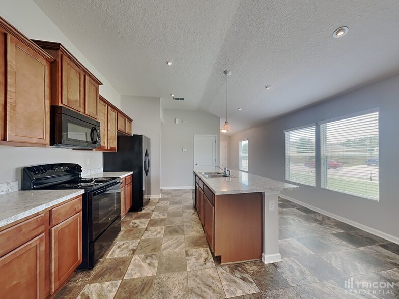 Building Photo - 8675 Julia Marie Cir