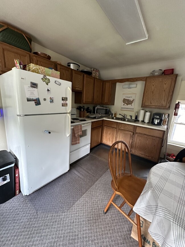 Building Photo - 3 Bed 1 Bath close to UWEC!