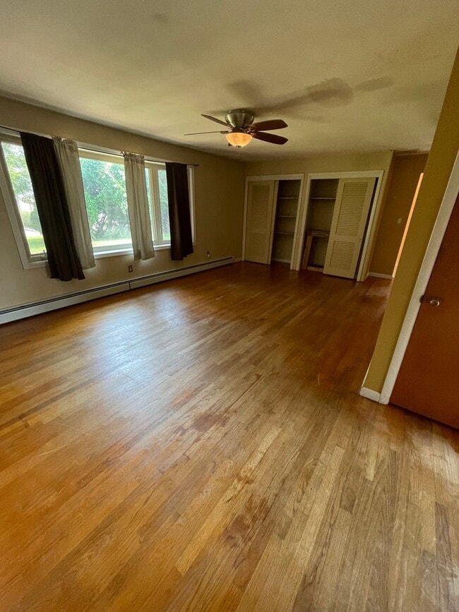 Building Photo - 3 Bedrooms - 2 Full Baths Ranch style