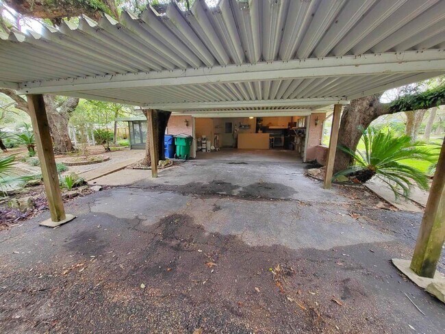 Building Photo - 706 Maple St