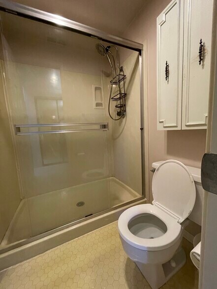 Master bathroom - 231 N Broadway